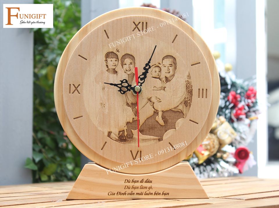 đồng hồ gỗ khắc hình - món quà tặng mẹ 8-3 ý nghĩa